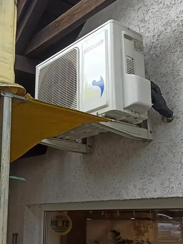 Jednostka zewnętrzna pod zadaszeniem